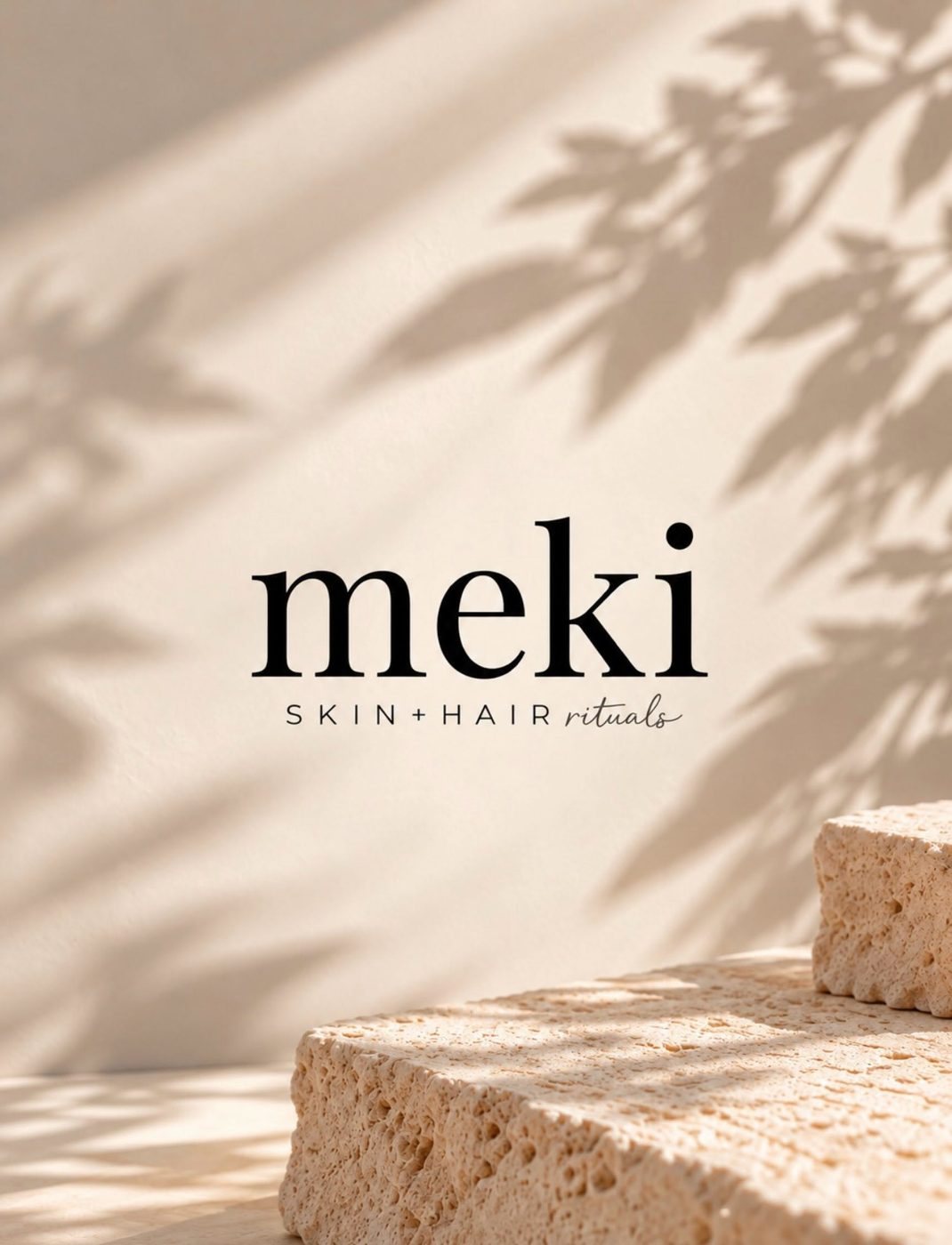 Logo de Meki sobre una pared crema con sombras de hojas